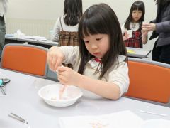 スケルトンリーフ作りに挑戦する参加者