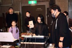 町文化センターのスタッフ（右）にアドバイスをもらって音響設備舞を操作する参加者