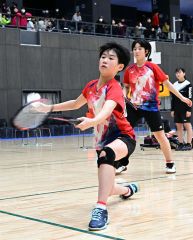 【女子６年ダブルス決勝】準優勝した伊藤里彩（手前）・林華乃葉組（清水ジュニア・芽室少）