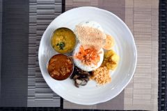 おすすめの「スリランカ風プレート」。２種のカレーと６種の副菜が楽しめる