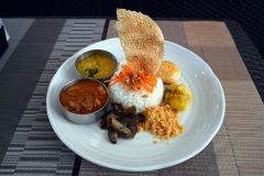 おすすめの「スリランカ風プレート」。２種のカレーと６種の副菜が楽しめる