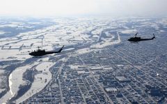 帯広市街地（右）と十勝川上空を飛行する訓練機