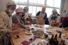 オムレット作りに挑戦する参加者