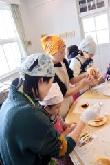 オムレット作りに挑戦する参加者