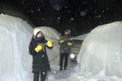 雪が舞う中、バルーンマンションづくりを体験するＡＮＡあきんど札幌支店の社員たち