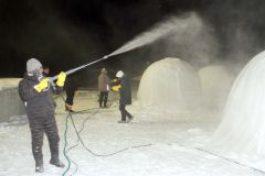 雪が舞う中、バルーンマンションづくりを体験するＡＮＡあきんど札幌支店の社員たち