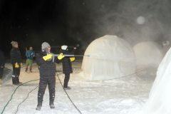 雪が舞う中、バルーンマンションづくりを体験するＡＮＡあきんど札幌支店の社員たち