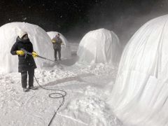 雪が舞う中、バルーンマンションづくりを体験するＡＮＡあきんど札幌支店の社員たち