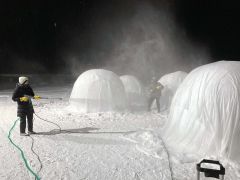 雪が舞う中、バルーンマンションづくりを体験するＡＮＡあきんど札幌支店の社員たち