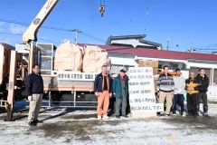多くの企業・個人から寄せられた支援物資を現地ヘ届ける安保社長（右から４人目）ら