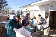 現地へ届ける支援物資を詰め込む安保社長（右）ら