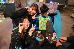 ２０歳を迎えた柴田寛大さん（右）と上野稜佳さん、金田星来さん