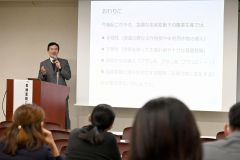 約５０人が参加した解散記念講演会