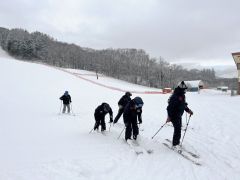 コースを整備する関係者
