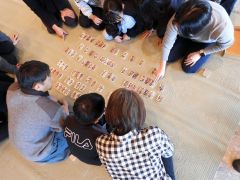 百人一首を楽しむ参加者ら
