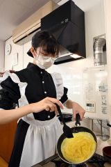 オムライスを作るのが得意な小野さんは通称「オムちゃん」。ひっさん家で習ったオムライスを来店者に提供した