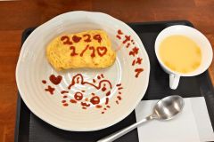 客の要望に応えてケチャップで絵を描くサービスも