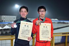 男子５００メートル表彰。優勝の辻本楓芽（右）と２位の佐藤敦（金野和彦撮影）