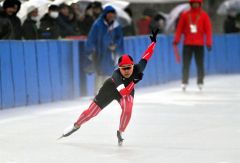 【女子５００メートル】バックストレートを快走する奥秋静子（金野和彦撮影）