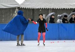 【女子５００メートル】４０秒９５のタイムで優勝を飾り、後藤コーチとハイタッチを交わす奥秋静子（金野和彦撮影）