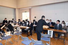 管内１６校が参加した公立高校の願書一括受け付け会場（１９日午前９時５０分ごろ）