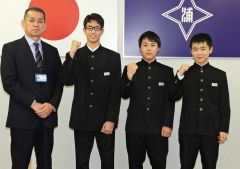 水野教育長（左）に意気込みを語ったアイスホッケーの杉江さん（左から２人目）たち

（３）水野教育長（左）に意気込みを語ったスピードスケートの松田さん（左から２人目）たち