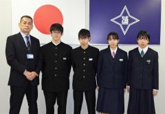 水野教育長（左）に意気込みを語ったスピードスケートの松田さん（左から２人目）たち