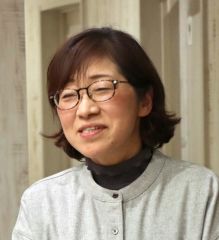 あいさつする森岡部長