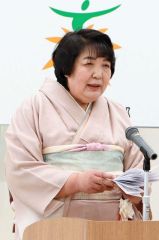 あいさつする姉崎部長