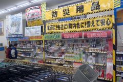 ジョイフルエーケー帯広店に常設する防災用品コーナー。年明け後の売上げは前年比２・５倍と好調だ