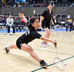 【女子団体準決勝・帯緑陽―旭川商】つないで粘る帯緑陽の横山奈都美・愛澤琉衣組