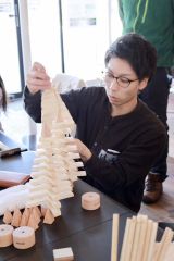 ツリーの作り方を教える橋本さん