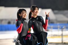 女子１０００メートルで優勝を飾った帯三条の河原莉緒（右）と２位の山田怜歩（左）がレース後、笑顔で記念写真（金野和彦撮影）