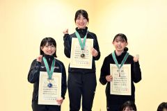 女子１０００メートルの表彰台で笑顔を見せる（左から）２位の山田怜歩（帯三条）、優勝の河原莉緒（同）、３位の木南更紗（武蔵川女子）＝金野和彦撮影