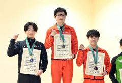 男子１０００メートルは十勝勢が表彰台を独占。ガッツポーズで記念写真に収まる（左から）２位の日下賢将（帯三条）、優勝の辻本楓芽（白樺学園）、３位の藤中秀斗（同）＝金野和彦撮影