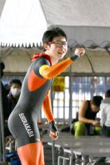 【男子１０００メートル】優勝を飾り５００メートルとの２冠を遂げた白樺学園の辻本楓芽。保護者や仲間からの祝福にガッツポーズで応える辻本（金野和彦撮影）