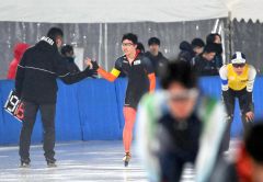 【男子１０００メートル】１分１３秒５３のタイムで優勝を飾った辻本楓芽（中央、白樺学園）。和田コーチとハイタッチを交わし優勝を喜ぶ辻本。金野和彦撮影）