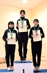 女子１０００メートルの表彰台で笑顔を見せる（左から）２位の山田怜歩（帯三条）、優勝の河原莉緒（同）、３位の木南更紗（武蔵川女子）＝金野和彦撮影