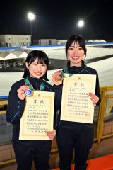 女子１０００メートルで優勝した帯三条の河原莉緒（右）と２位の山田怜歩（金野和彦撮影）