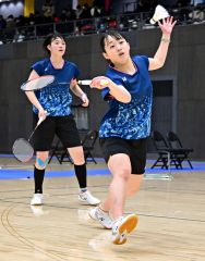 【女子ダブルス決勝】準優勝した旭川商の藤川千愛（右。帯一中出）・山本希乃花組