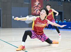 【男子ダブルス決勝】レシーブで粘る帯大谷の（手前から）田部時生・佐々木一成組