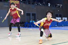 【男子ダブルス決勝】ラリー戦で粘りを見せる帯大谷の（右から）田部時生・佐々木一成組