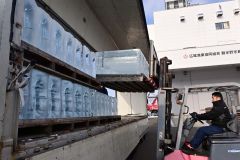 大型トレーラに積み込まれる透き通った角氷