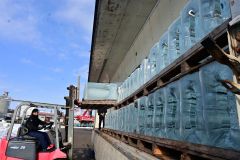 大型トレーラに積み込まれる透き通った角氷