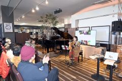 チャリティーライブに参加したアーティストに拍手を送る来場者