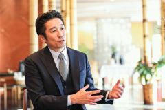 ２０年の思い語る杉本社長（平栗玲香織通信員撮影）