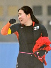 【女子１５００メートル】最終組のレースがが終わり、２位入賞が確定し涙ぐむ奥秋智佳（白樺学園）＝金野和彦撮影