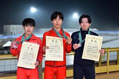 男子１５００メートルは十勝勢が表彰台を独占。（右から）日下賢将（帯三条）、優勝の宮坂大地（白樺学園）、３位の藤中秀斗（同）＝金野和彦撮影