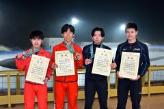 男子１５００メートルは十勝勢が表彰台の上位を独占。（左から）３位の藤中秀斗（白樺学園）、優勝の宮坂大地（同）、２位の日下賢将（帯三条）、４位の北野陽翔（同）＝金野和彦撮影
