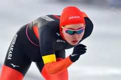 【女子１５００メートル】バックストレートを力走する奥秋智佳（白樺学園）＝金野和彦撮影